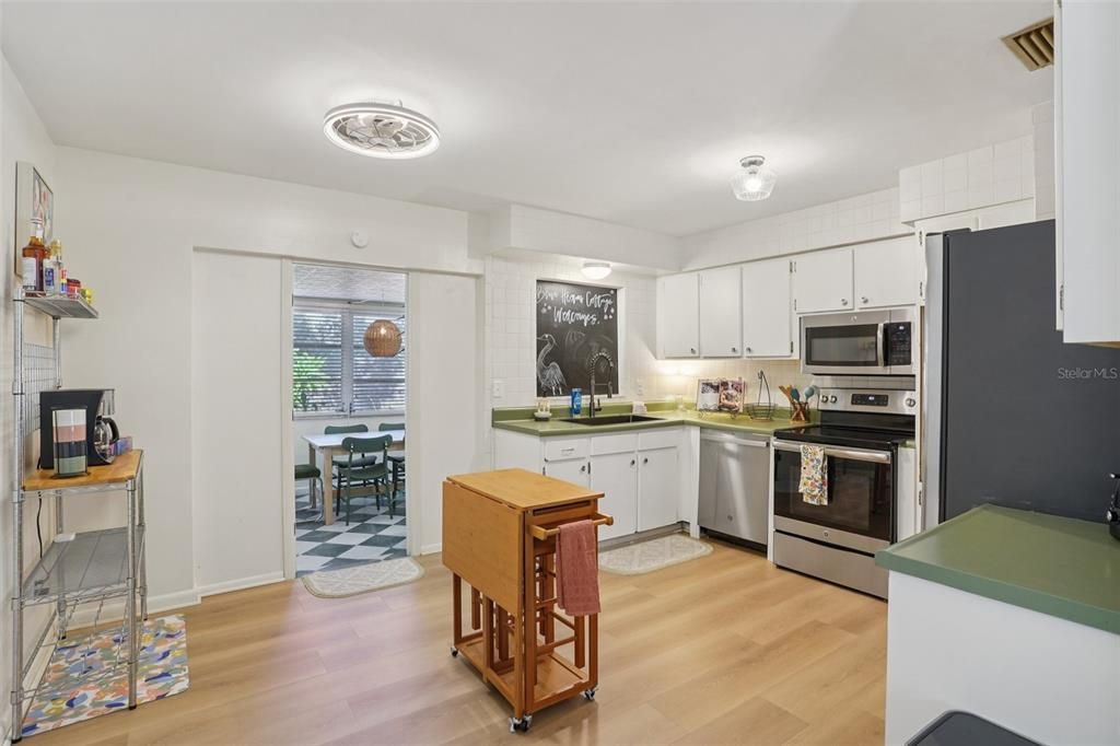 Active With Contract: $234,900 (2 beds, 1 baths, 1004 Square Feet)