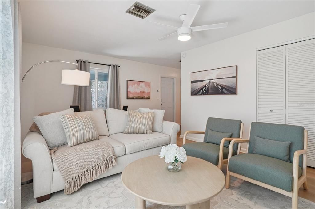 Active With Contract: $234,900 (2 beds, 1 baths, 1004 Square Feet)