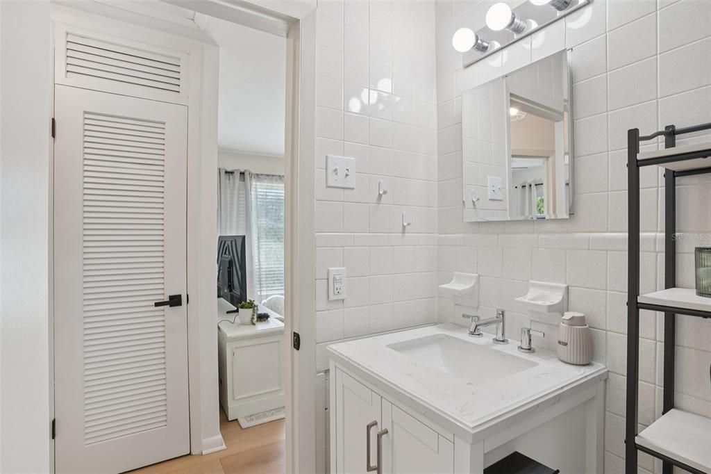 Active With Contract: $234,900 (2 beds, 1 baths, 1004 Square Feet)