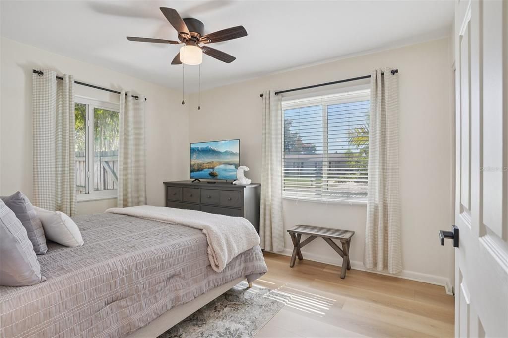 Active With Contract: $234,900 (2 beds, 1 baths, 1004 Square Feet)