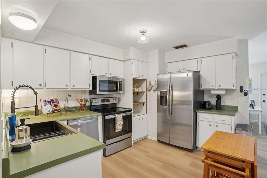 Active With Contract: $234,900 (2 beds, 1 baths, 1004 Square Feet)