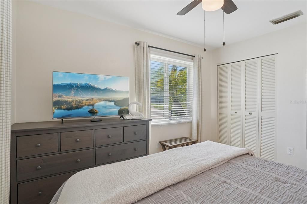 Active With Contract: $234,900 (2 beds, 1 baths, 1004 Square Feet)