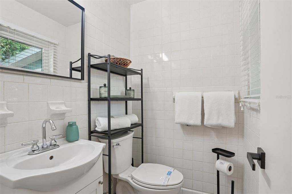 Active With Contract: $234,900 (2 beds, 1 baths, 1004 Square Feet)