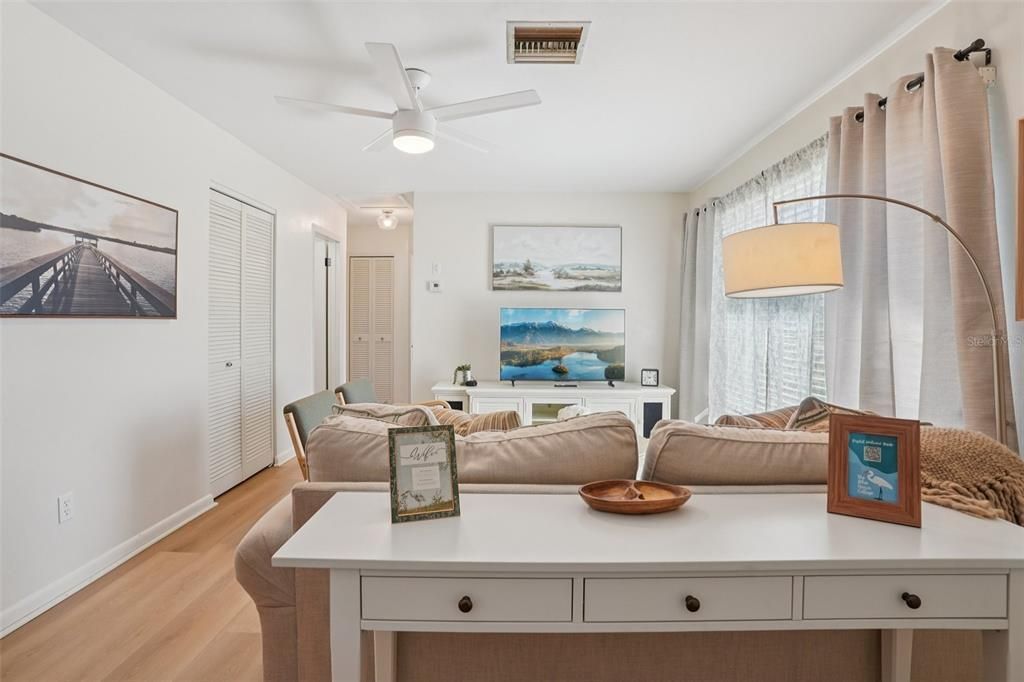 Active With Contract: $234,900 (2 beds, 1 baths, 1004 Square Feet)