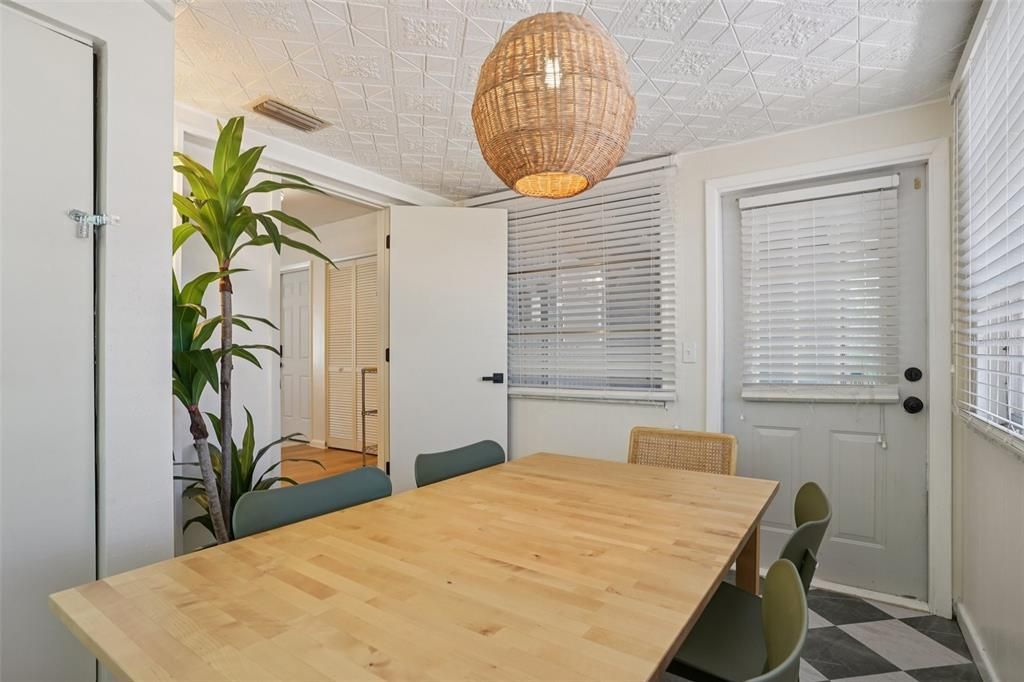 Active With Contract: $234,900 (2 beds, 1 baths, 1004 Square Feet)