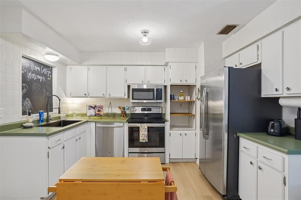 Active With Contract: $234,900 (2 beds, 1 baths, 1004 Square Feet)