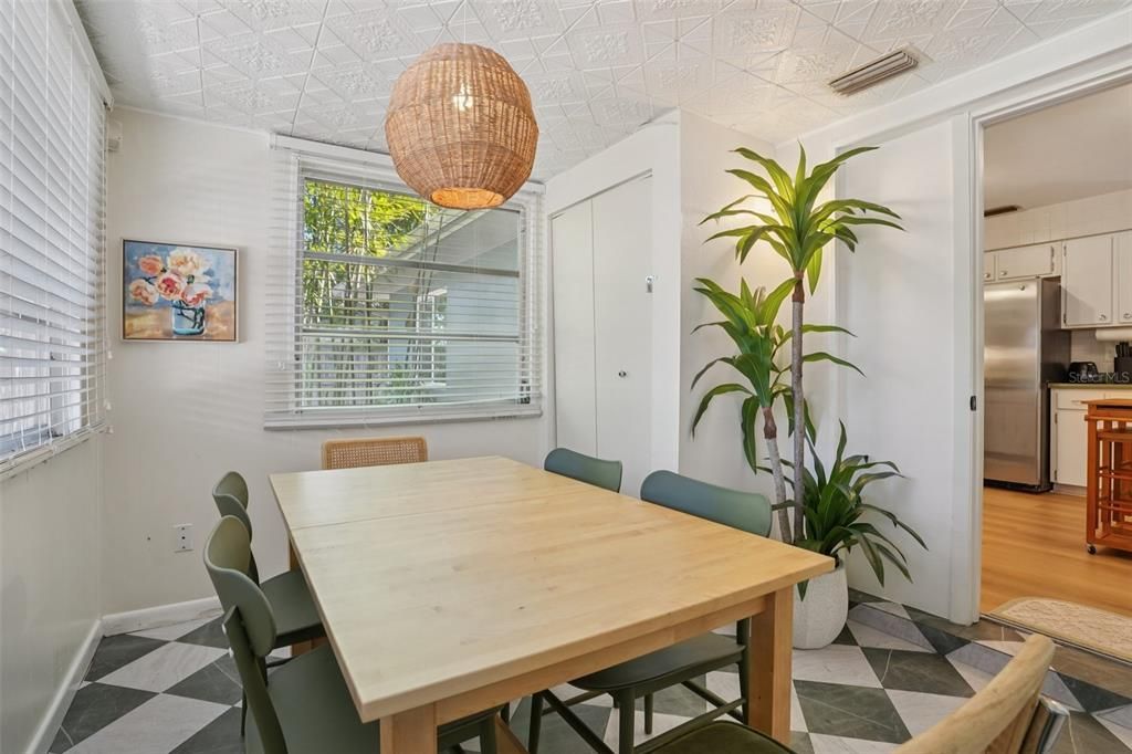 Active With Contract: $234,900 (2 beds, 1 baths, 1004 Square Feet)