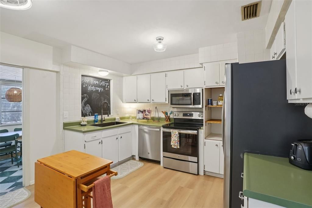 Active With Contract: $234,900 (2 beds, 1 baths, 1004 Square Feet)