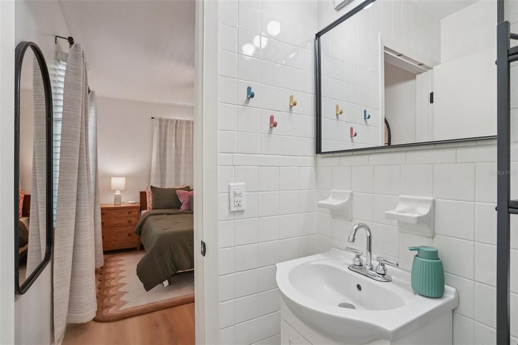 Active With Contract: $234,900 (2 beds, 1 baths, 1004 Square Feet)
