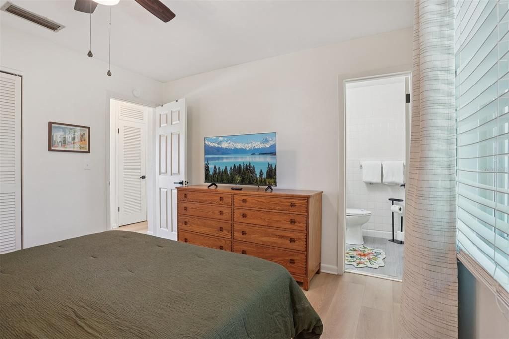 Active With Contract: $234,900 (2 beds, 1 baths, 1004 Square Feet)