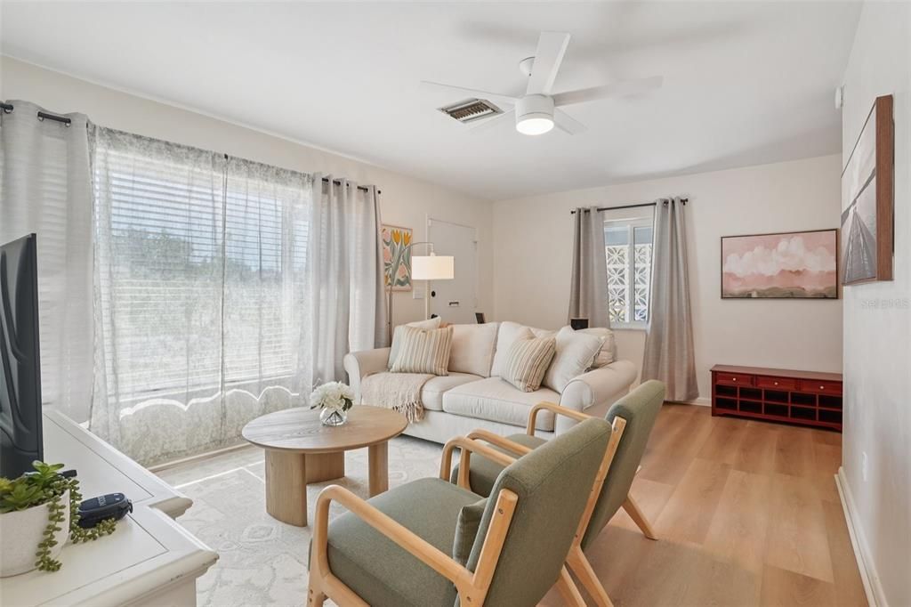 Active With Contract: $234,900 (2 beds, 1 baths, 1004 Square Feet)