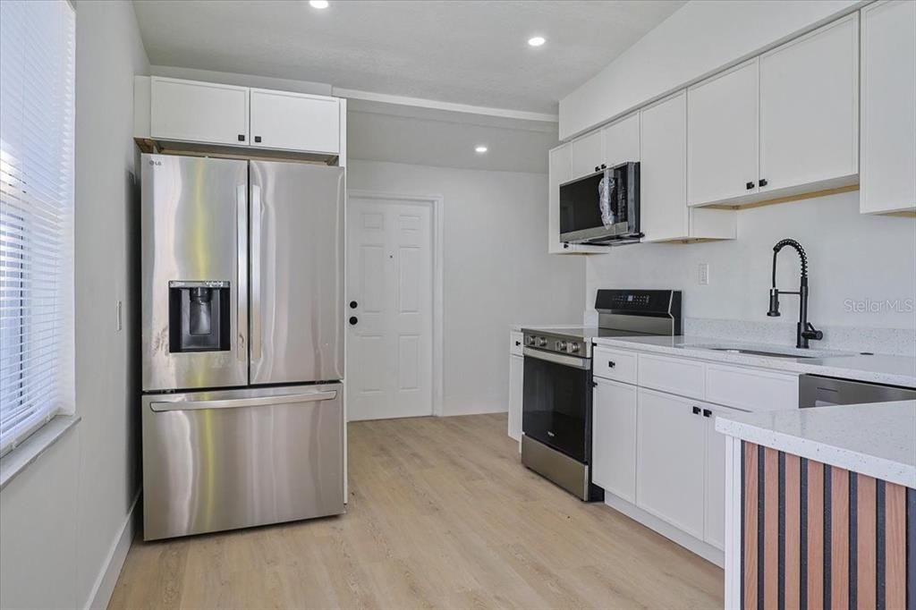 Active With Contract: $259,995 (3 beds, 1 baths, 1024 Square Feet)