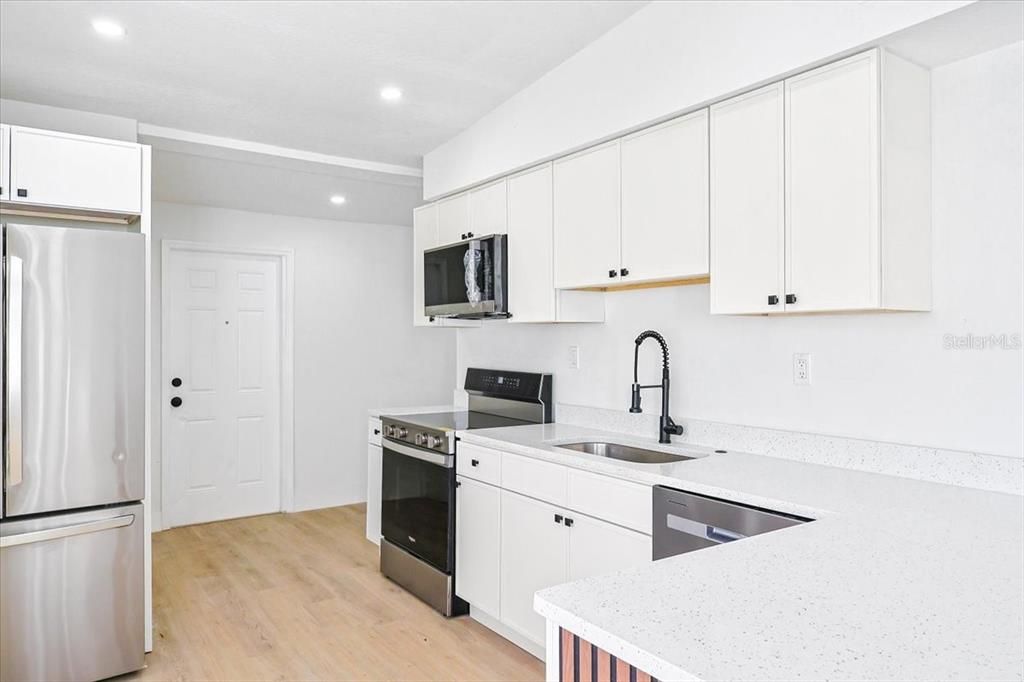 Active With Contract: $259,995 (3 beds, 1 baths, 1024 Square Feet)