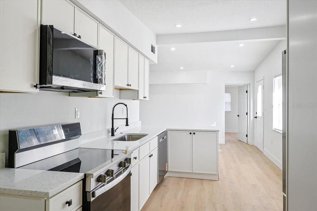 Active With Contract: $259,995 (3 beds, 1 baths, 1024 Square Feet)