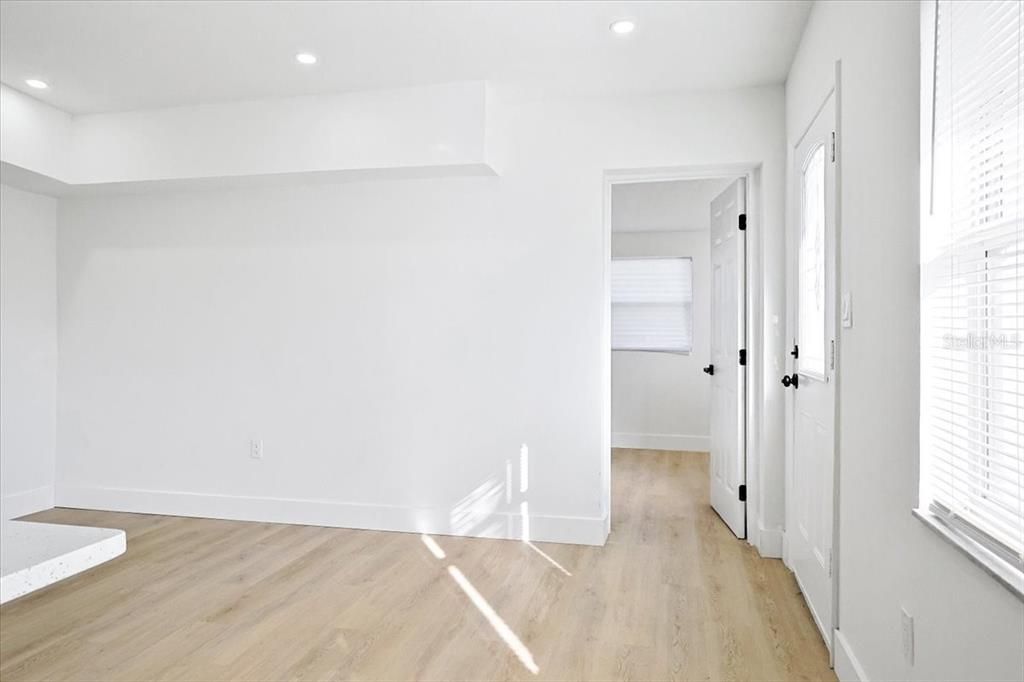 Active With Contract: $259,995 (3 beds, 1 baths, 1024 Square Feet)