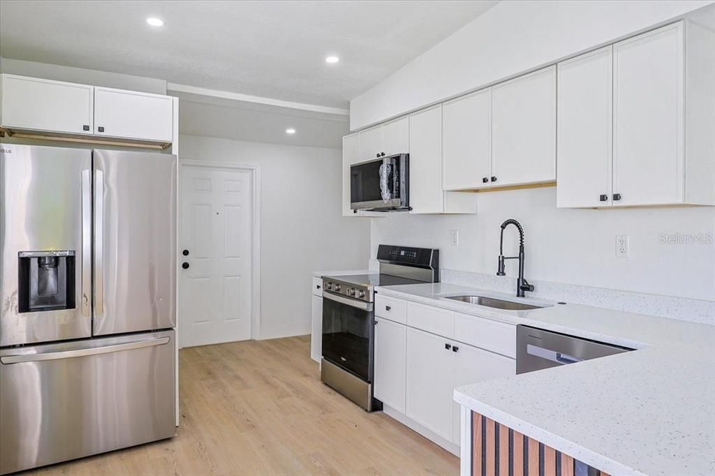 Active With Contract: $259,995 (3 beds, 1 baths, 1024 Square Feet)