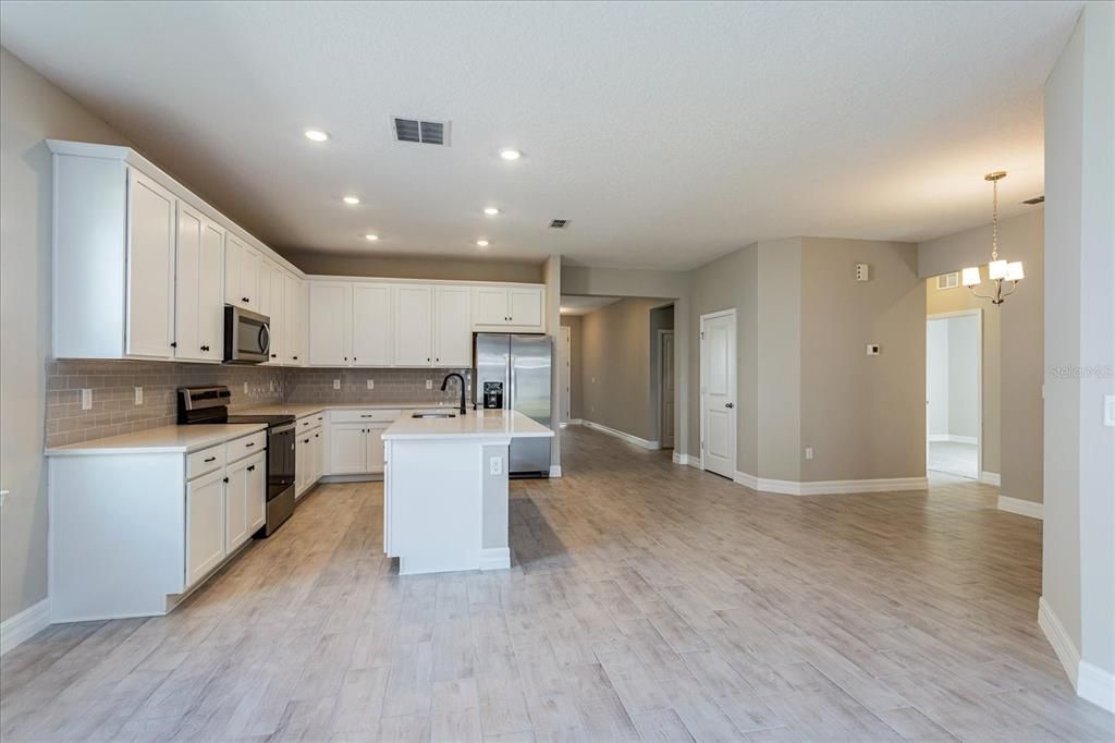 Под контрактом: $337,635 (4 спален, 2 ванн, 2110 Квадратных фут)