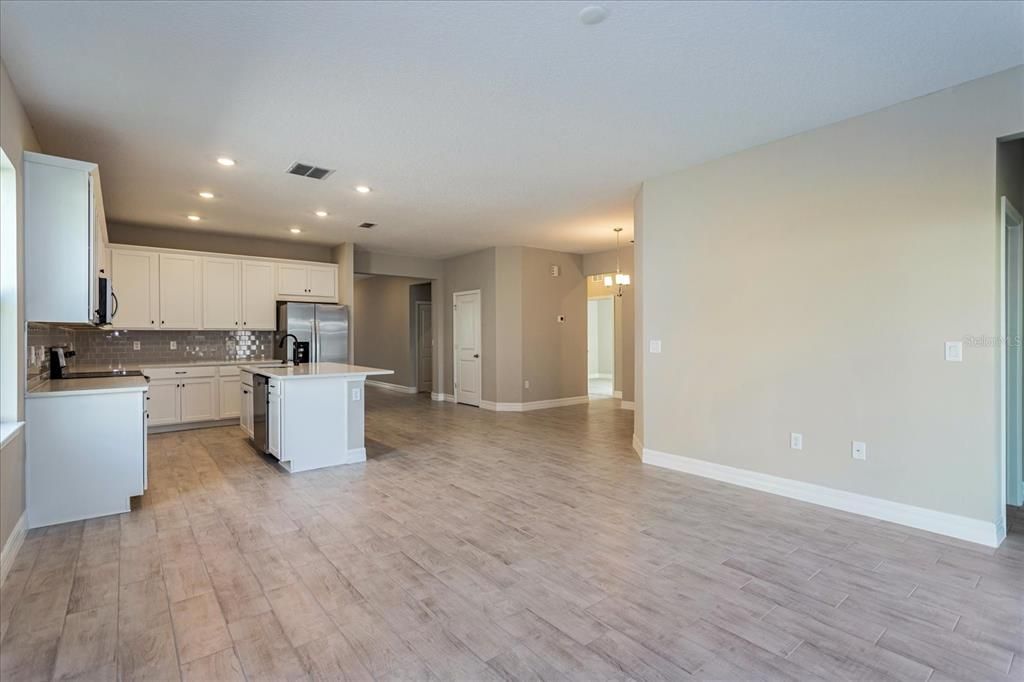 Под контрактом: $337,635 (4 спален, 2 ванн, 2110 Квадратных фут)