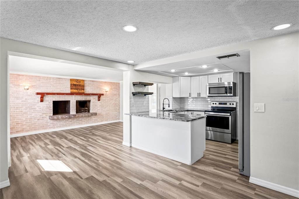 Active With Contract: $255,000 (2 beds, 2 baths, 1368 Square Feet)