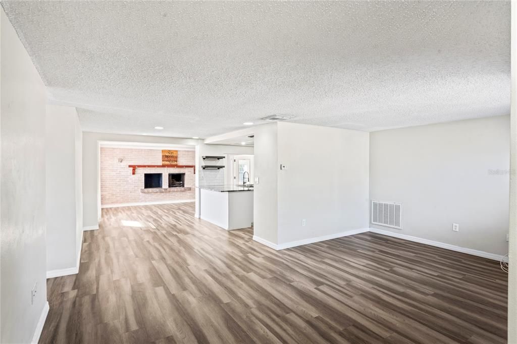 Active With Contract: $255,000 (2 beds, 2 baths, 1368 Square Feet)