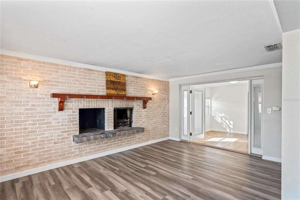 Active With Contract: $255,000 (2 beds, 2 baths, 1368 Square Feet)