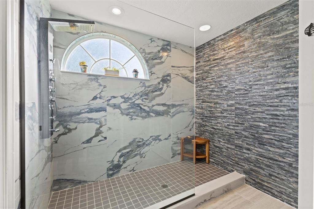 合同活跃: $600,000 (3 贝兹, 2 浴室, 2267 平方英尺)