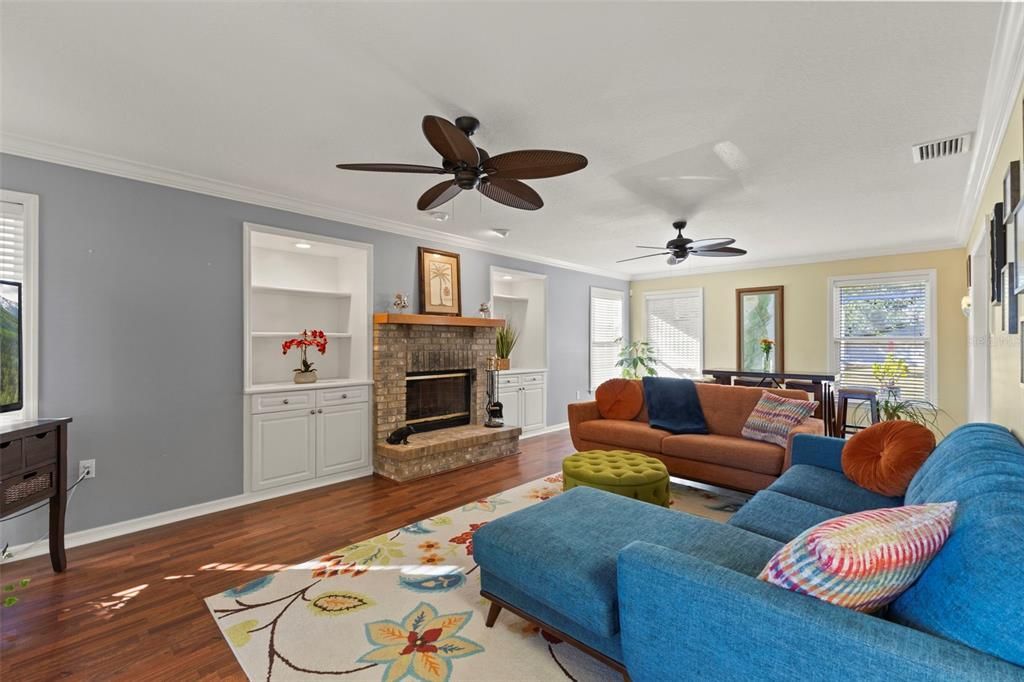 合同活跃: $600,000 (3 贝兹, 2 浴室, 2267 平方英尺)