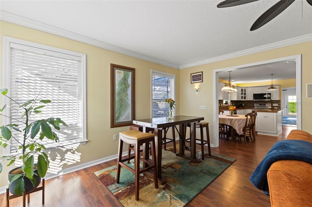 合同活跃: $600,000 (3 贝兹, 2 浴室, 2267 平方英尺)