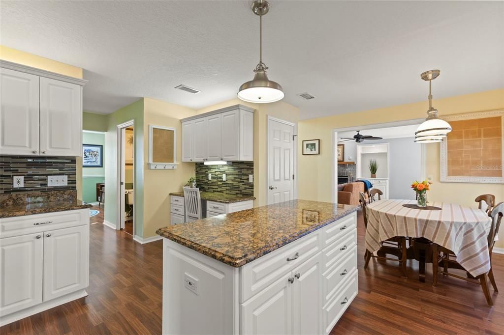 合同活跃: $600,000 (3 贝兹, 2 浴室, 2267 平方英尺)