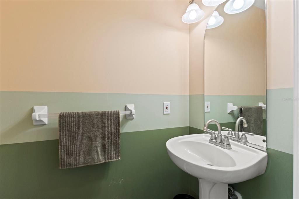 合同活跃: $600,000 (3 贝兹, 2 浴室, 2267 平方英尺)