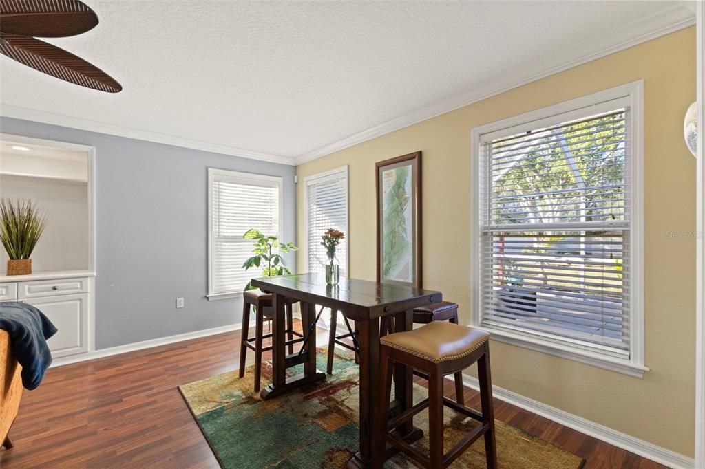 合同活跃: $600,000 (3 贝兹, 2 浴室, 2267 平方英尺)