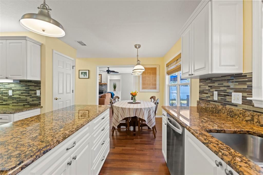 合同活跃: $600,000 (3 贝兹, 2 浴室, 2267 平方英尺)