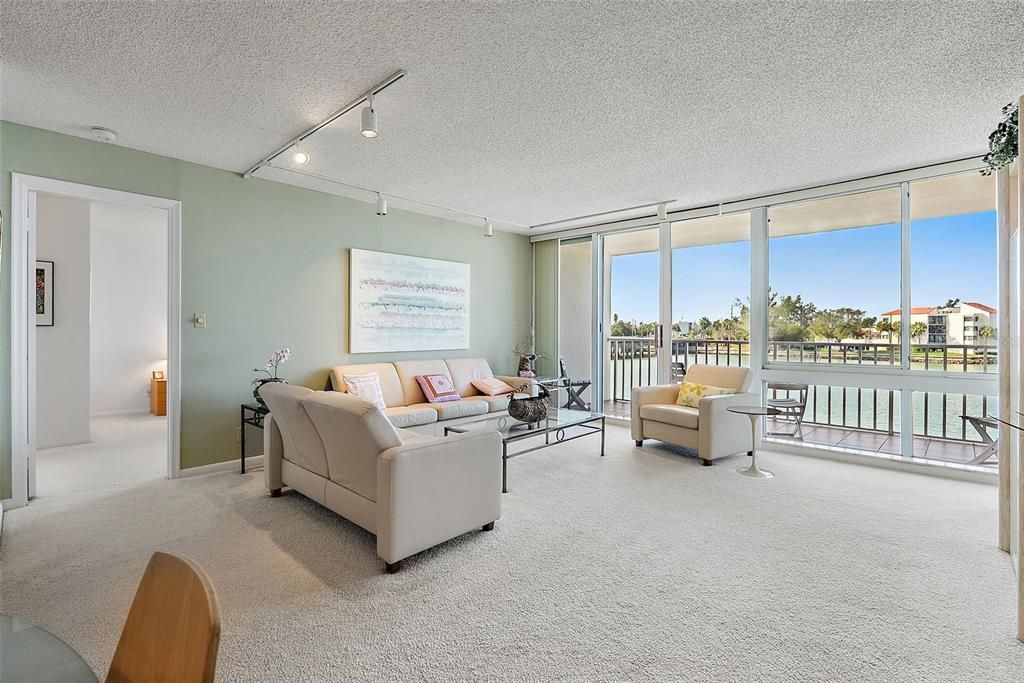 For Sale: $509,000 (2 beds, 2 baths, 1255 Square Feet)