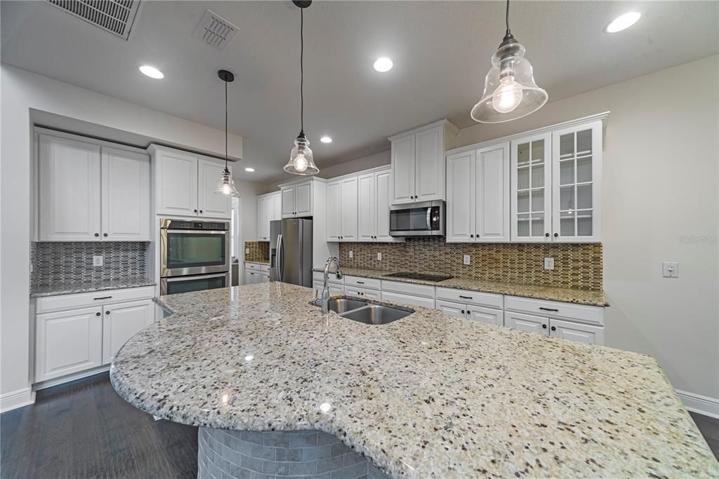 出租: $4,500 (5 贝兹, 3 浴室, 3793 平方英尺)