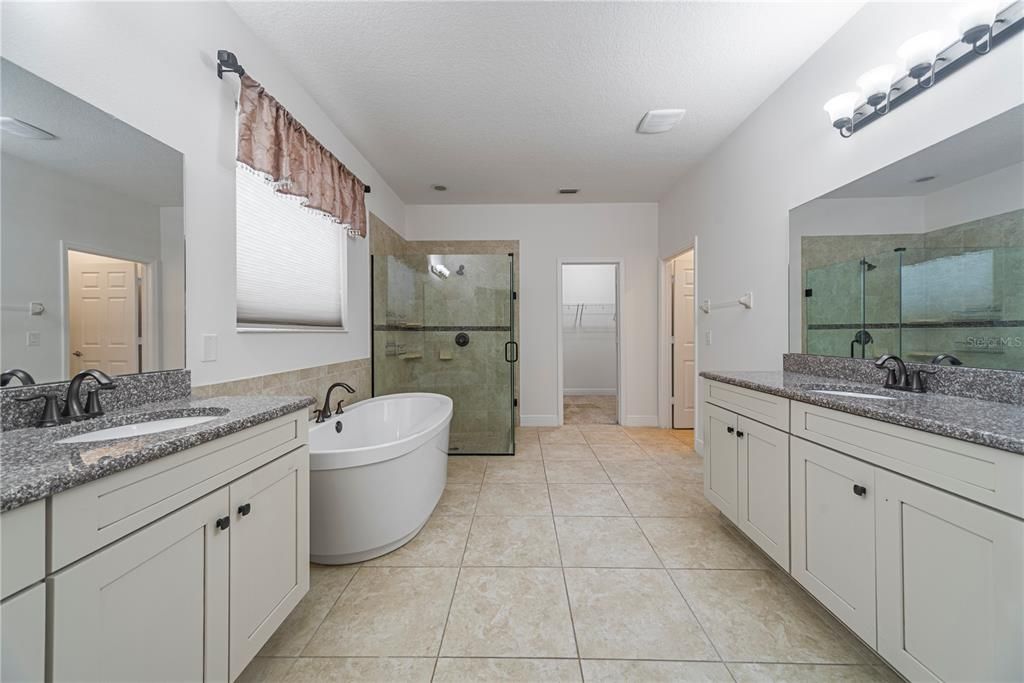 出租: $4,500 (5 贝兹, 3 浴室, 3793 平方英尺)