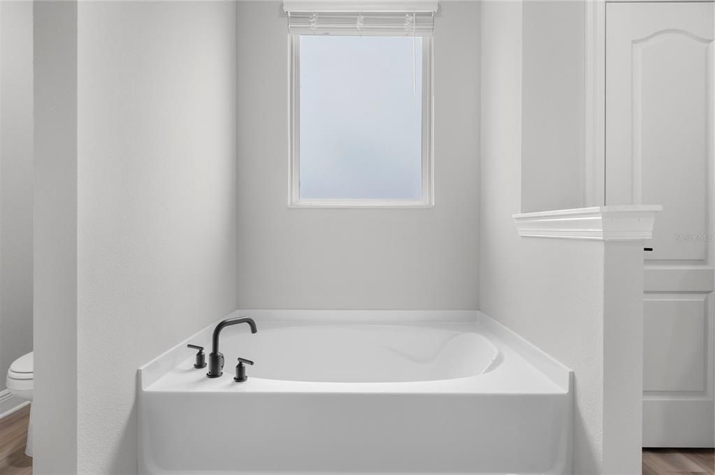 For Sale: $484,900 (4 beds, 2 baths, 2096 Square Feet)