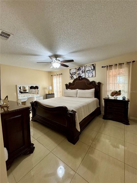 Activo con contrato: $410,000 (5 camas, 3 baños, 1410 Pies cuadrados)