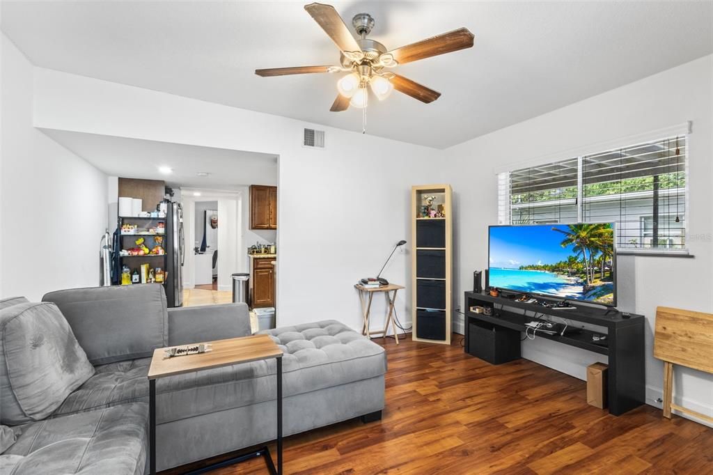 合同活跃: $589,000 (4 贝兹, 0 浴室, 1626 平方英尺)