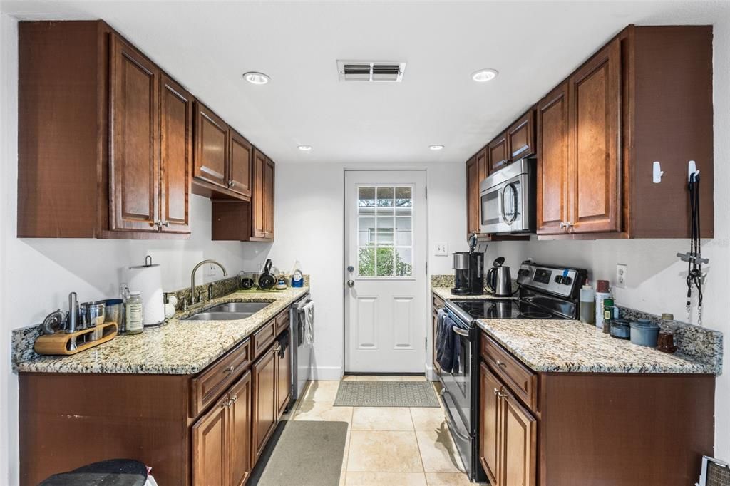 合同活跃: $589,000 (4 贝兹, 0 浴室, 1626 平方英尺)