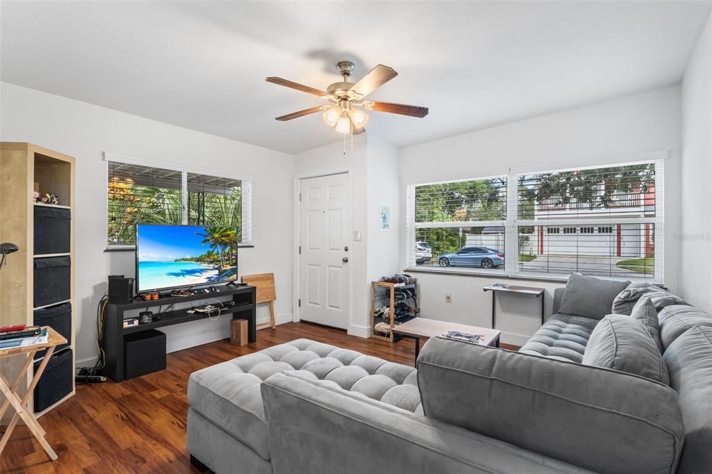 合同活跃: $589,000 (4 贝兹, 0 浴室, 1626 平方英尺)