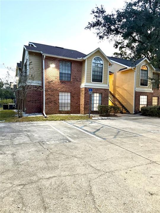 For Rent: $1,300 (1 beds, 1 baths, 684 Square Feet)