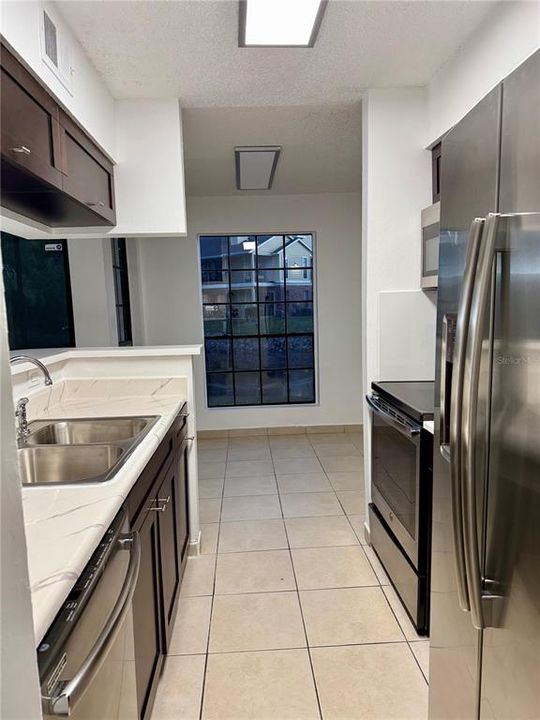 For Rent: $1,300 (1 beds, 1 baths, 684 Square Feet)