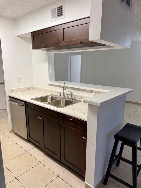 For Rent: $1,300 (1 beds, 1 baths, 684 Square Feet)