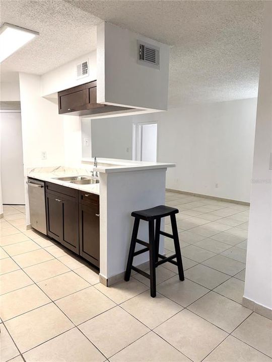 For Rent: $1,300 (1 beds, 1 baths, 684 Square Feet)