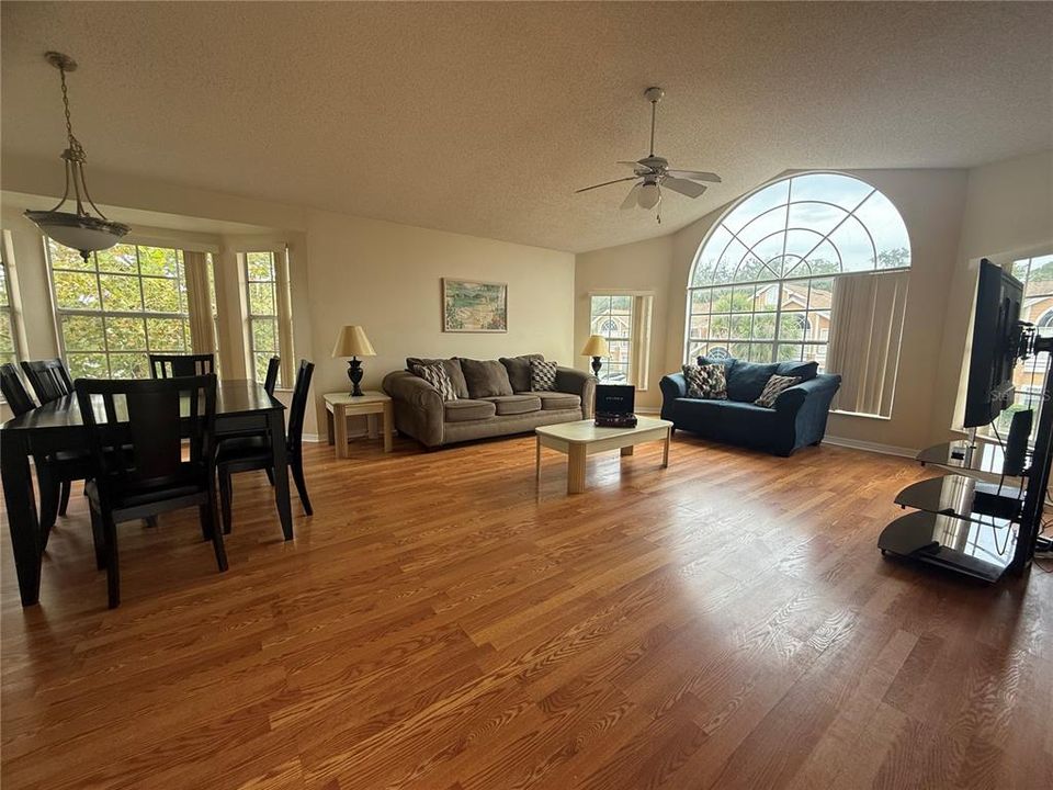 Activo con contrato: $2,000 (3 camas, 2 baños, 1220 Pies cuadrados)