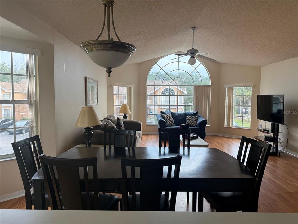 Activo con contrato: $2,000 (3 camas, 2 baños, 1220 Pies cuadrados)