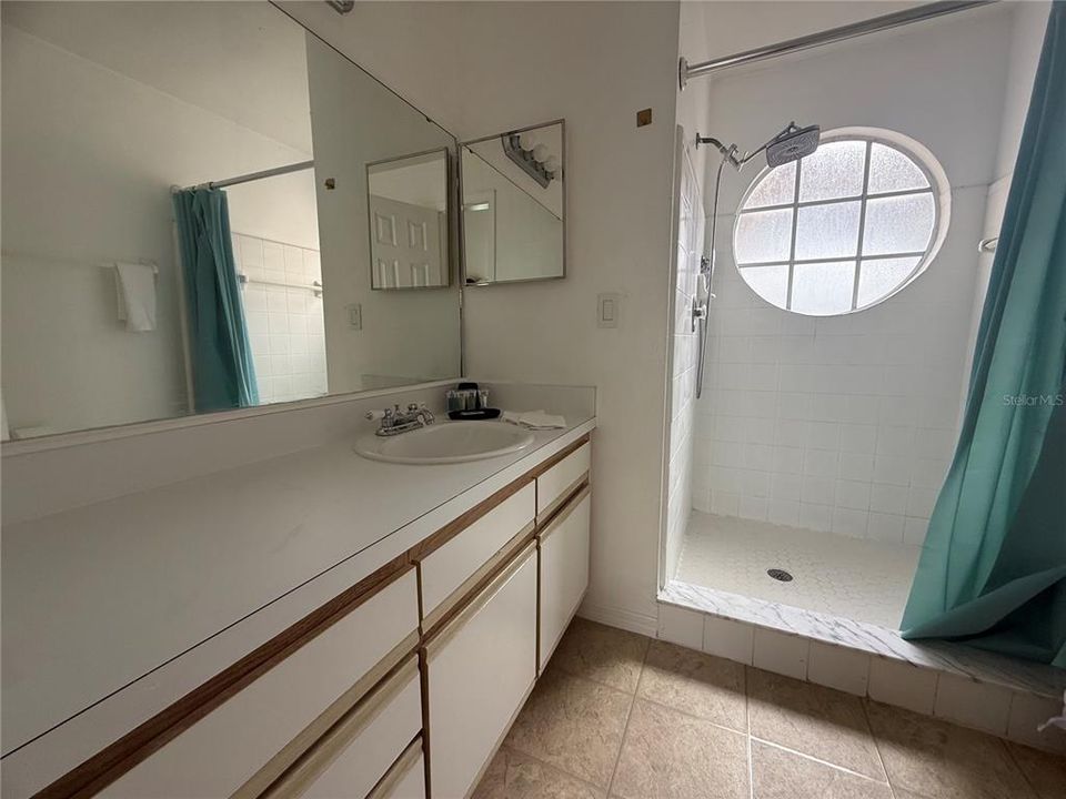 Activo con contrato: $2,000 (3 camas, 2 baños, 1220 Pies cuadrados)