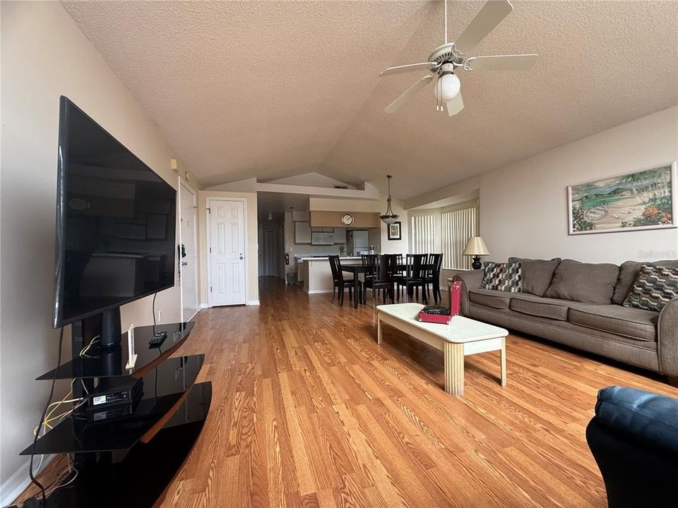 Activo con contrato: $2,000 (3 camas, 2 baños, 1220 Pies cuadrados)