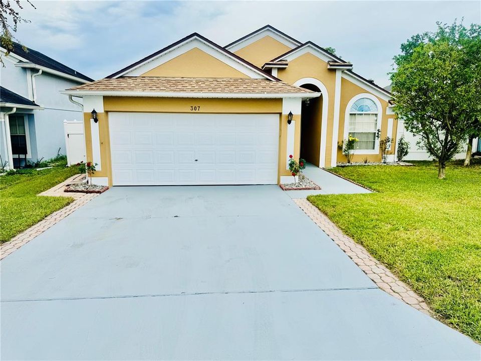 For Sale: $299,900 (3 beds, 2 baths, 1355 Square Feet)