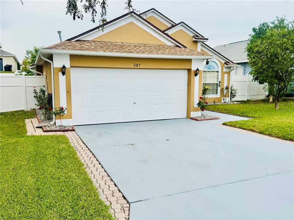 For Sale: $299,900 (3 beds, 2 baths, 1355 Square Feet)